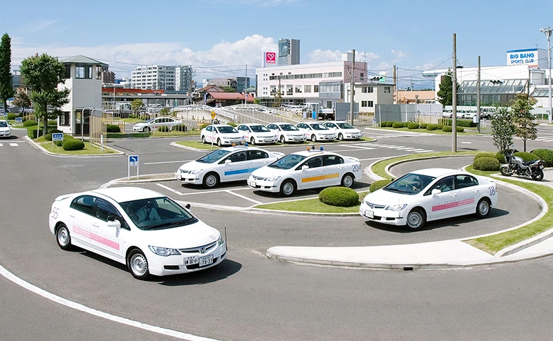 合宿免許 教習所で技能教習を受けている様子