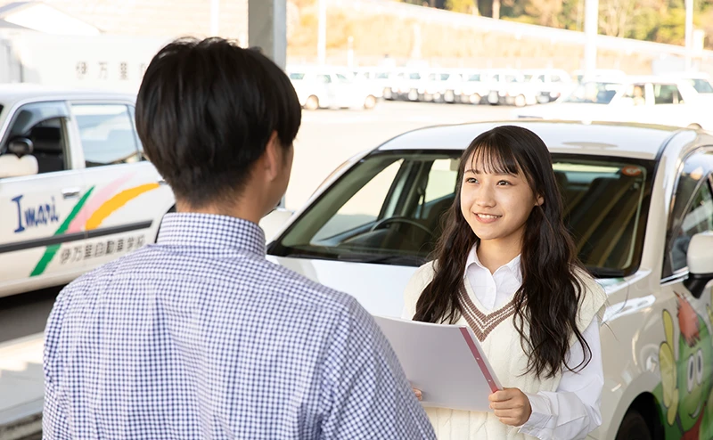 合宿免許 教習指導員からアドバイスを受けている様子