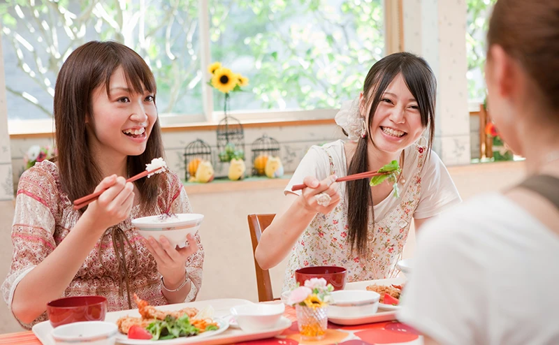 合宿免許 みんなで食事を楽しんでいる様子
