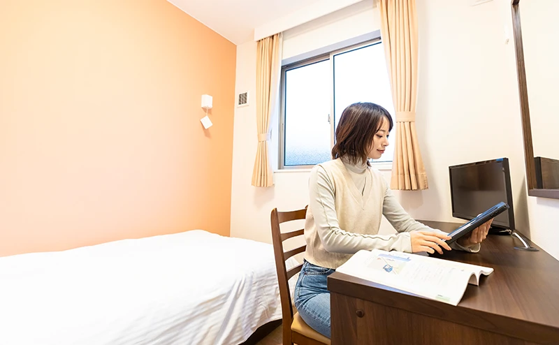 合宿免許 宿舎で自習している様子