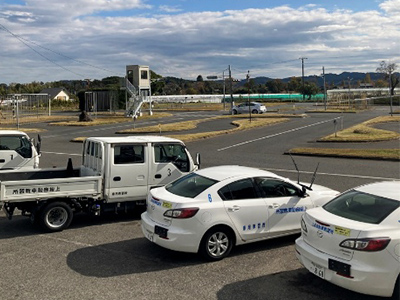 スマートドライバースクールかずさの教習車と教習コースの様子