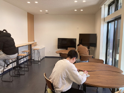 スマートドライバースクールかずさの休憩室で自習