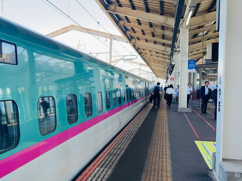 新幹線が郡山駅に到着