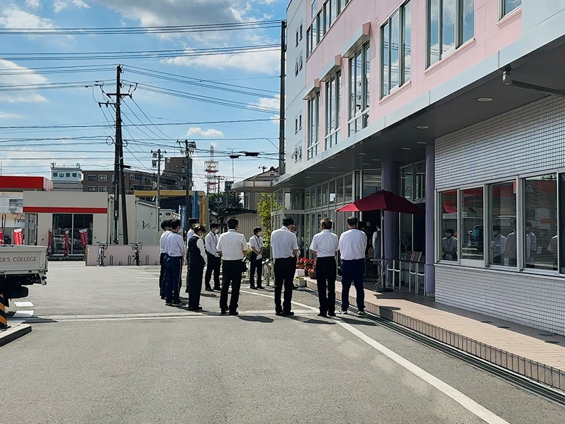 教習指導員が教習生を温かく迎えるところ