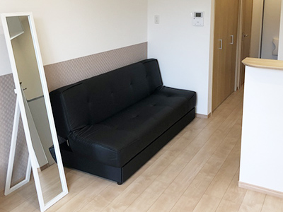 サンサンハイムのソファーと鏡